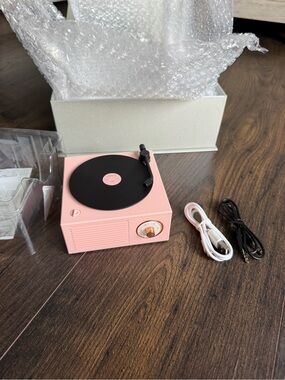 Mini Record Player Shaped Wireless Bluetooth Speaker in pink